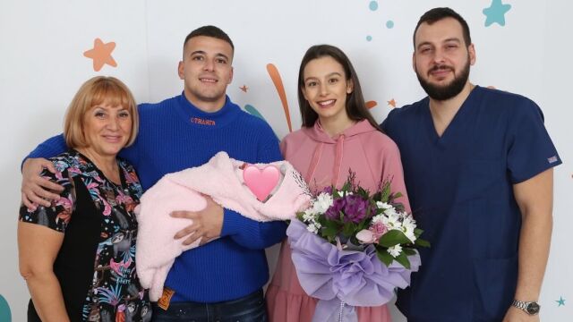 Снимка: Мадлен Радуканова вече е вкъщи с бебето, за чието раждане се погрижи Мажена от 