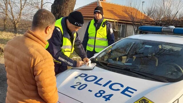 Снимка: Полицаи връчват електронни фишове и по домовете