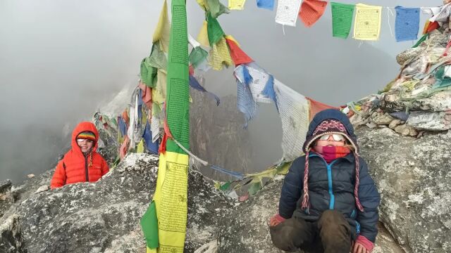 Снимка: На 5364 метра височина при -25°: 4-годишно дете от Чехия стигна до базовия лагер на Еверест (СНИМКИ)