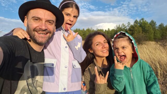 Снимка: Тома Здравков: Благодаря на съпругата си, че напусна работа, за да подкрепи музикалния ми бизнес