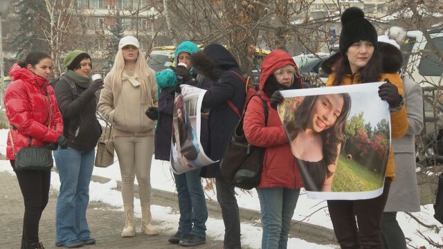 Снимка: Протест пред „Пирогов“ заради случая „Даная“