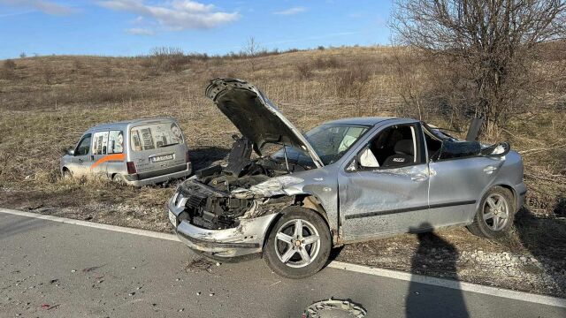 Снимка: Камион и две коли се удариха в Шуменско, има пострадал (СНИМКИ)