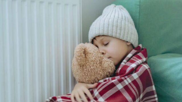 Снимка: 9-годишно дете оцеля 2 г. без отопление и на консерви. Майка му го изоставила!