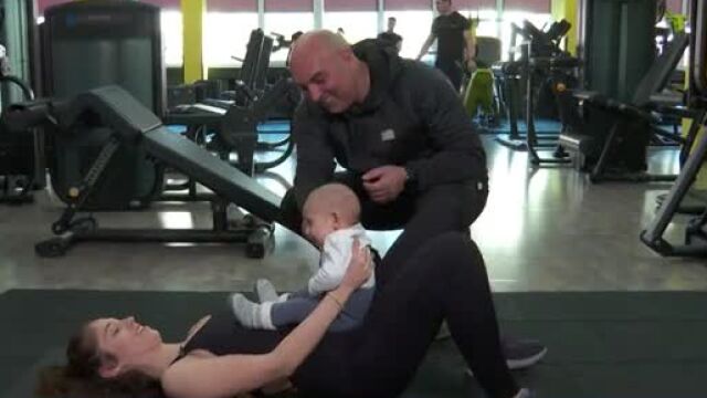 Снимка: Има ли желание - има и начин! Майка на 23 г. ходи на фитнес с бебето си (ВИДЕО)