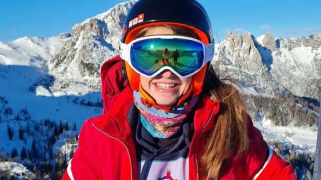 Снимка: Генетичен дефект: Златна медалистка се учи от нулата да кара ски всяка година