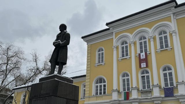 Снимка: „И открай света да дойдат, нека се учат“: Национална Априловска гимназия след 190 години път във времето