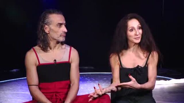 Снимка: Зия Азази и Марион Крамп за спектакъла им: Дервишкото въртене и суспензия за коса (ВИДЕО)