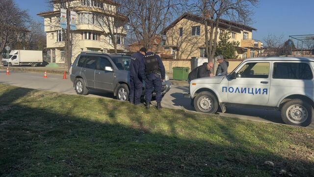 Снимка: Шофьор е задържан след гонка и ударена патрулка в Казанлък (СНИМКИ)