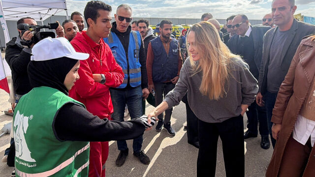 Снимка: „Там, където помощта спира“: Анджелина Джоли на граничния пункт 