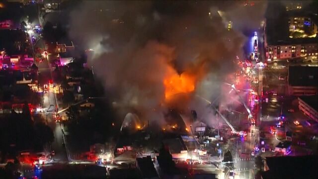 Огромен пожар в Денвър, над 100 пожарникари гасят (ВИДЕО)