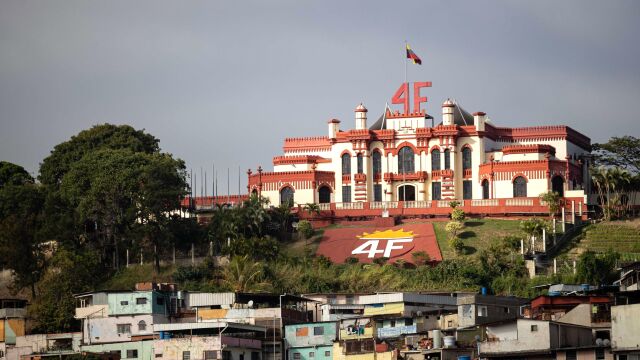 Снимка: Стрелба до президентския дворец на Венецуела, хаос сред проправителствените сили