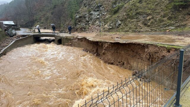 Блокираните във водите на р. Арда - баща и син: Сами успели да се спасят 