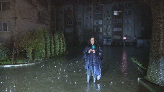 Критична ситуация в Крумовград: Без ток, водата стига до коленете