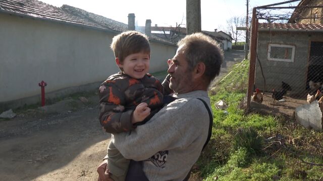4-годишният Иван от Осмар дарява всичките си пари на мъж, чиято къща изгаря