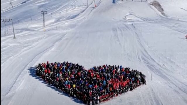 Снимка: 1000 скиора се събраха по пистите на Кран Монтана, за да направят сърце в памет на жертвите (ВИДЕО)