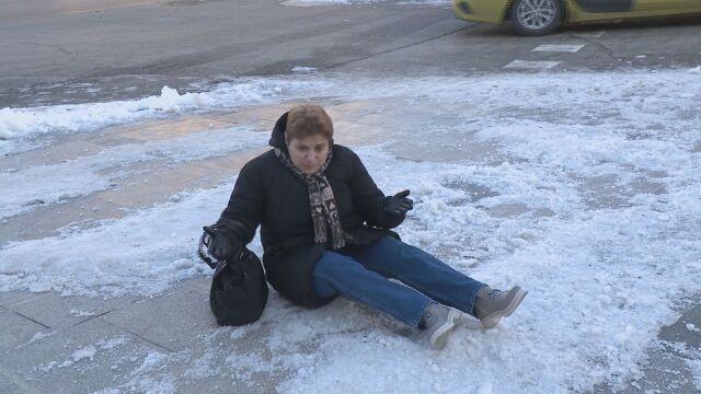 Минус 6° и невидима опасност: „Черен лед“ скова София, превръщайки улиците в пързалка