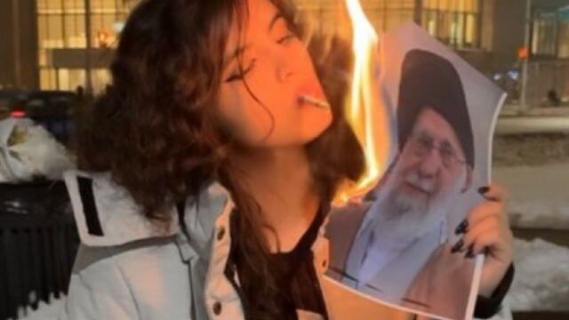 Снимка: Огнено неподчинение: Иранските жени палят цигари и изгарят образа на върховния лидер (СНИМКИ)