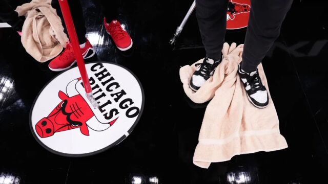 Снимка: И в НБА се случва: Отложиха мач, залата прокапа 