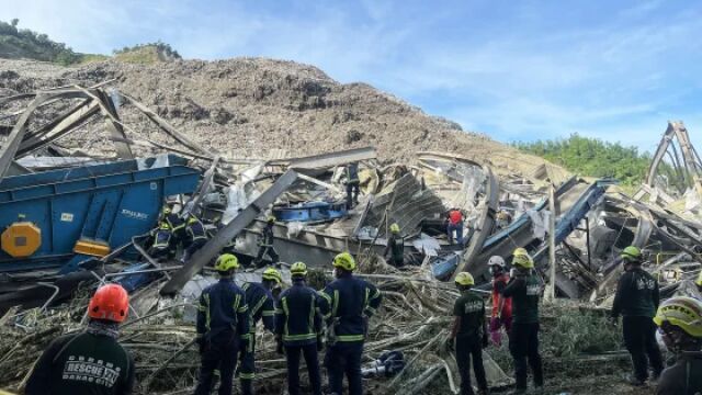 Снимка: Лавина от боклук затрупа работници, уби двама (ВИДЕО)