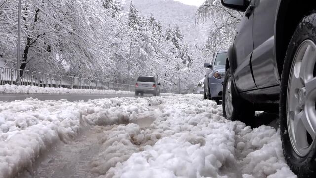 Снимка: Ограничено е движението на тирове през прохода 