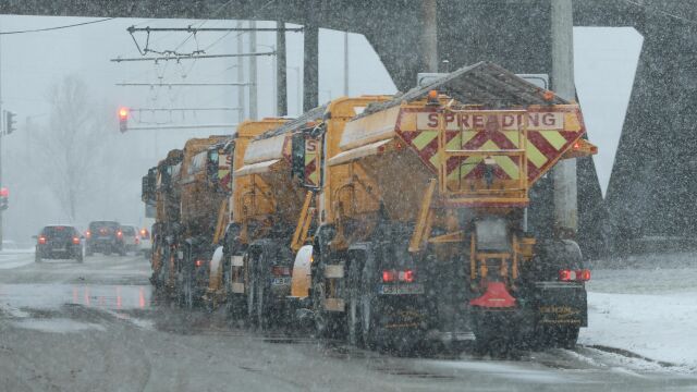 Снимка: 166 снегопочистващи машини са в готовност за работа в София 