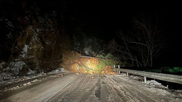 Снимка: Паднала скална маса затвори пътя Девин – Смолян