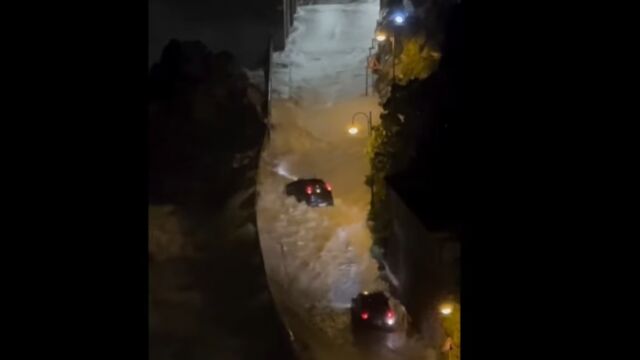 Снимка: Силна буря: Морето погълна плаж и крайбрежна алея, приливни вълни заляха автомобили (ВИДЕО)