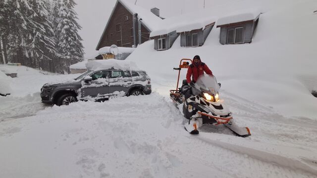 Снимка: Лавинна опасност в планините: Спасители свалят ранен мъж от Мусала 