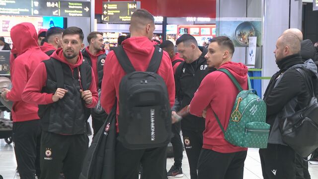 Снимка: ЦСКА тръгна за Турция. Христо Янев сплотява колектива (ВИДЕО)