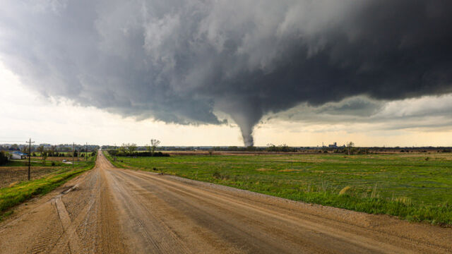 Снимка: Вятър със 154,5 км/ч повали дървета в Гърция и преобърна самолети, торнадо хвана движещ се автомобил (ВИДЕО)