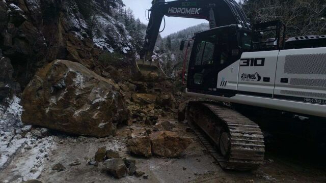 Снимка: 7 машини работят по разчистването на падналата скална маса на пътя Стойките - Широка лъка (СНИМКИ)