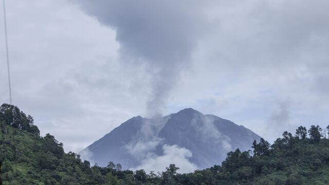Снимка: Вулкан в Индонезия изхвърли пепел на височина 5,7 км