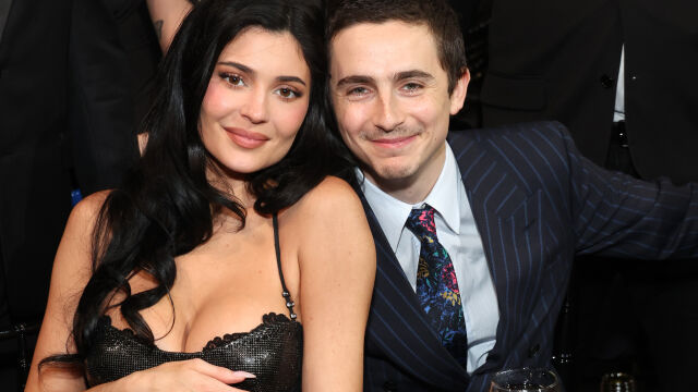 Снимка: Неловка целувка и средни пръсти: Тимъти Шаламе и Кайли Дженър на „Златните глобуси“ (СНИМКИ)