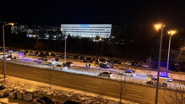 Снимка: Катастрофа на бул. „Александър Малинов“, кола е обърната по таван