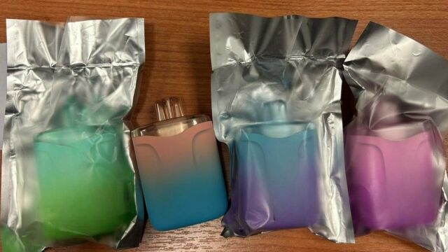 Снимка: 169 контрабандни електронни цигари задържаха митнически служители на Летище София