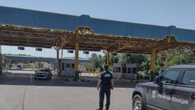 Снимка: Гранични полицаи разбиха телефонни измами за над 23 000 евро на Дунав мост