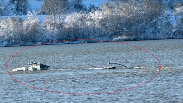 Снимка: Товарен кораб потъна в Дунав срещу Свищов, властите следят нивата на замърсяване на водите