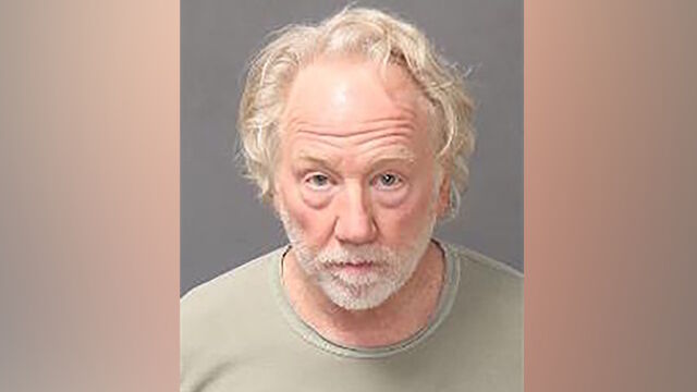 Снимка: Актьорът Тимъти Бъсфийлд се предаде на властите по обвинение в сексуално насилие над деца