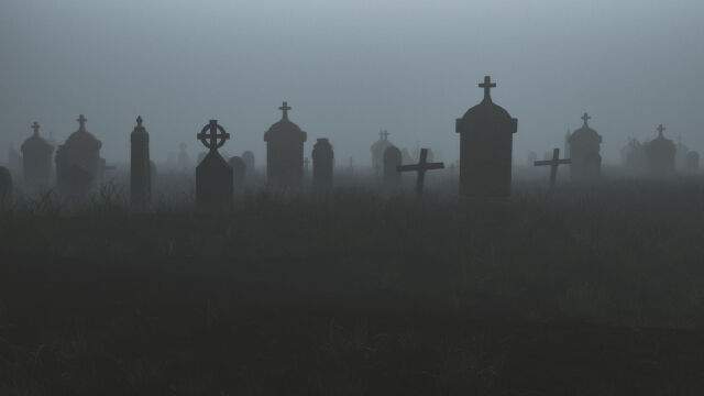 Снимка: Жена спи на гроба на съпруга си с месеци, използвала брезент като матрак