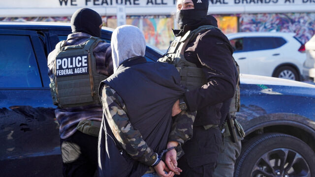 Снимка: Венецуелец нападнал федерален служител с метла и лопата за сняг, простреляли го