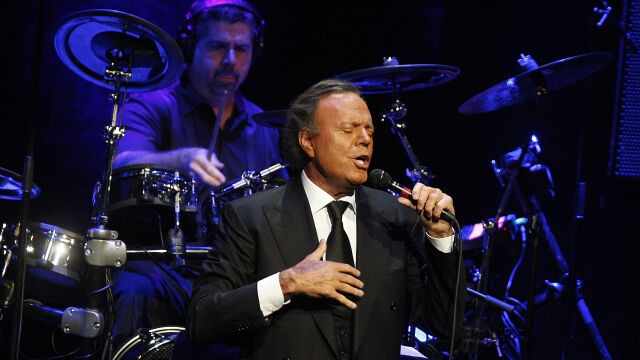 Снимка: Хулио Иглесиас отрече обвиненията на бившите си служителки в сексуален тормоз