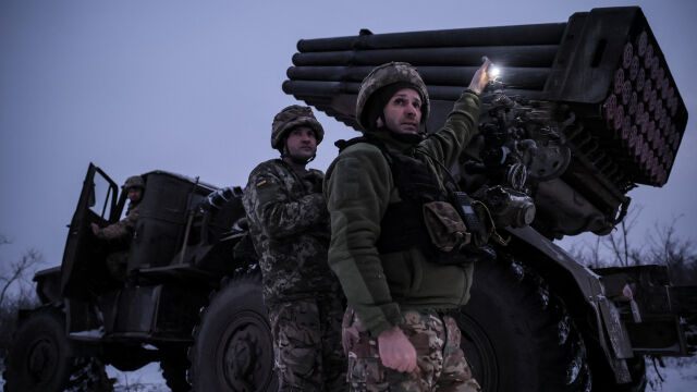 Снимка: „Няма електроцентрала, която да не е атакувана“: Украйна има гориво само за 20 дни