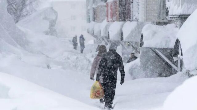 Снимка: „Апокалипсис“ от сняг: Хора излизат през прозорците, за да отидат на работа, сняг до третия етаж на Камчатка (ВИДЕО И СНИМКИ)