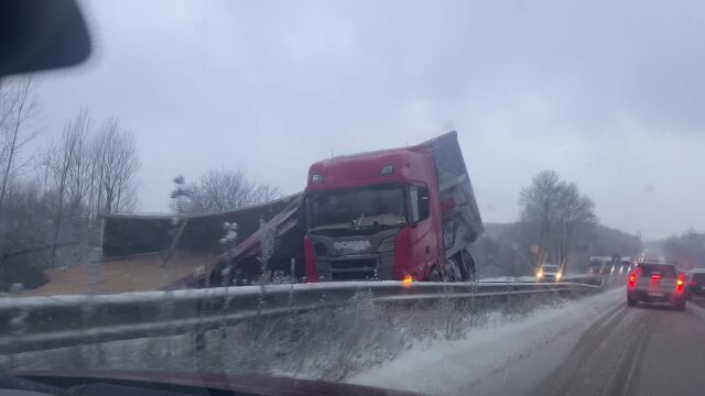 Снимка:  Катастрофа с тир блокира пътя за София между Мездра и Враца