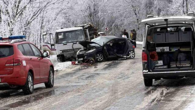 Снимка: Катастрофата с две жертви край Ловеч: Издирват шофьора на камион, който избягал