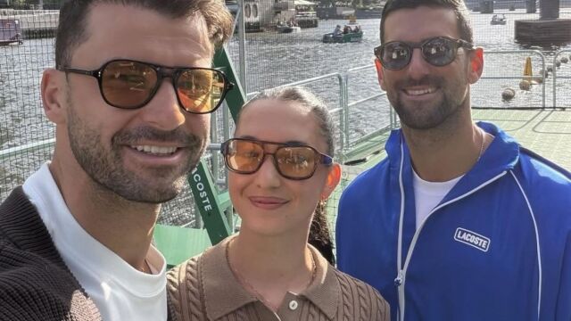 Снимка: Коя е 24-годишната тенисистка, която Григор и Ноле прегръщат? 
