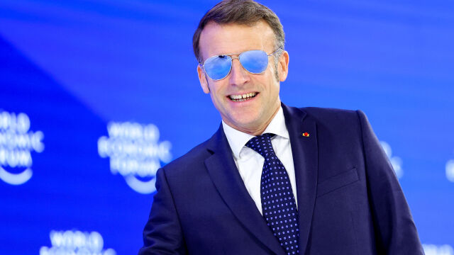 Снимка: „Окото на тигъра“: Защо Еманюел Макрон се принуди да носи слънчеви очила?