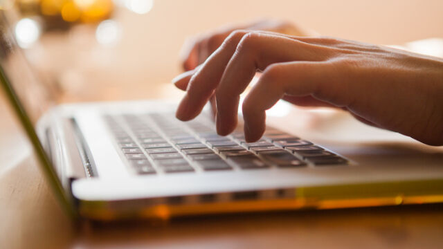 Снимка: 7 г. мистериозен журналист пише статии под псевдоним. Никой не знае кой е