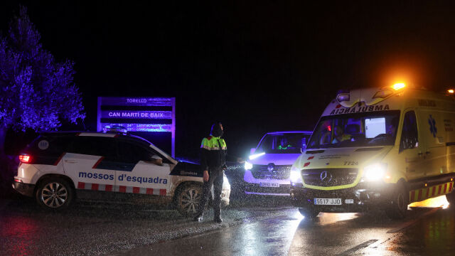 Снимка: Нова трагедия в Испания: Пътнически влак се вряза в отломки на срутила се подпорна стена 
