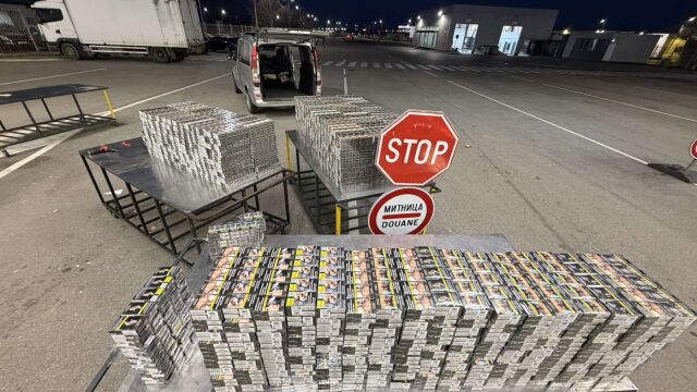 Снимка: Митничари заловиха над 210 000 къса цигари, укрити в мебели
